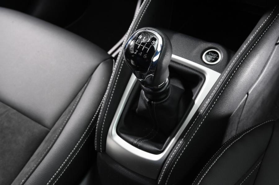 Детали интерьера Nissan Micra N-Sport (K14) 2019 года  (UK) (фото 5 из 19)